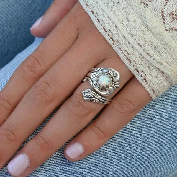 Anello Regolabile con Cucchiaio in Opale Bianco, immagine 3 - Emma e Gemma
