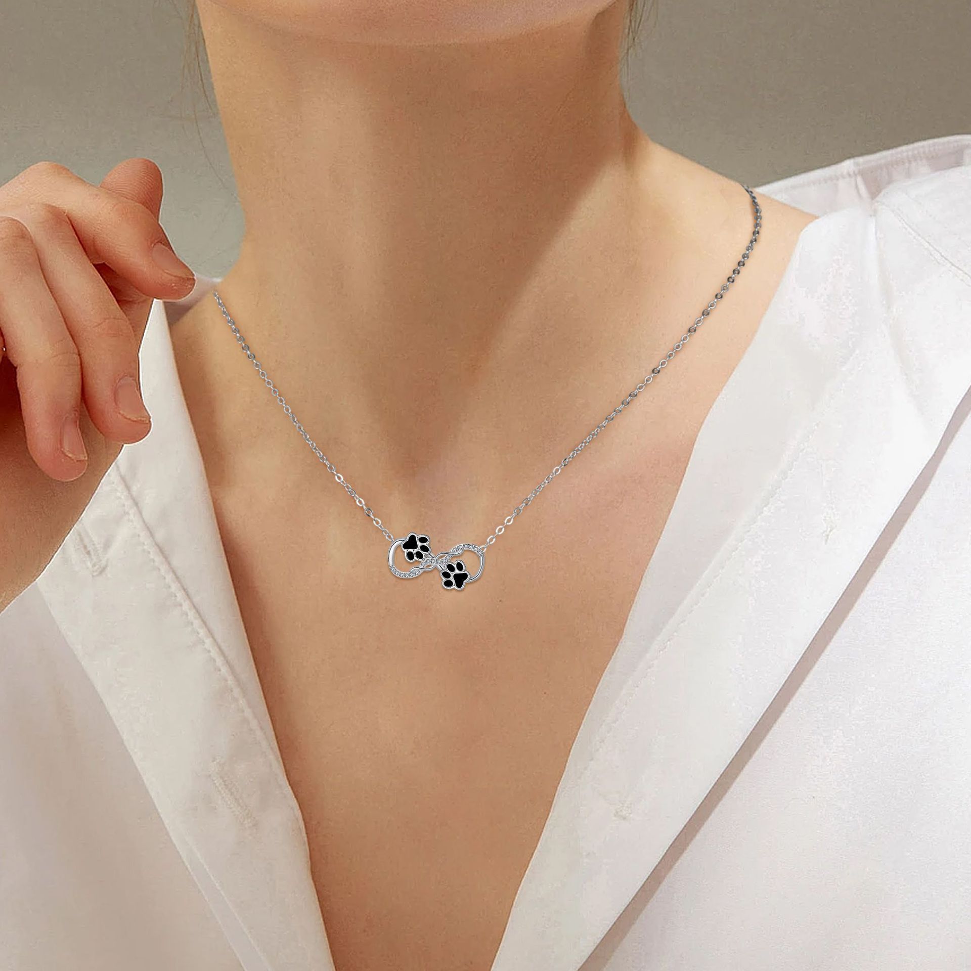 Collana con pendente a simbolo dell'infinito con zirconia, immagine 4 - Emma e Gemma