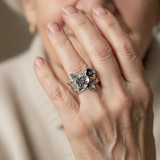 Anello a strati in argento con fiori vintage, immagine 2 - Emma e Gemma