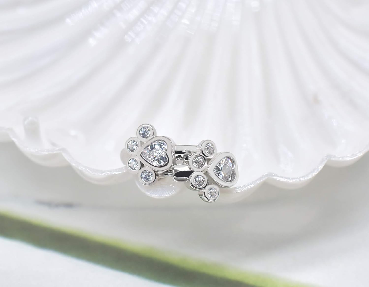 Orecchini Huggie a forma di zampa con Zirconia scintillante, immagine 2 - Emma e Gemma