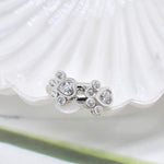 Orecchini Huggie a forma di zampa con Zirconia scintillante, immagine 2 - Emma e Gemma