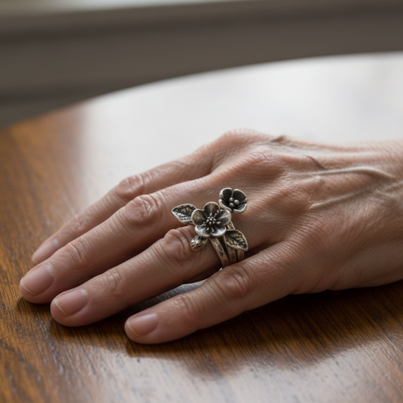 Anello a strati in argento con fiori vintage, immagine 3 - Emma e Gemma