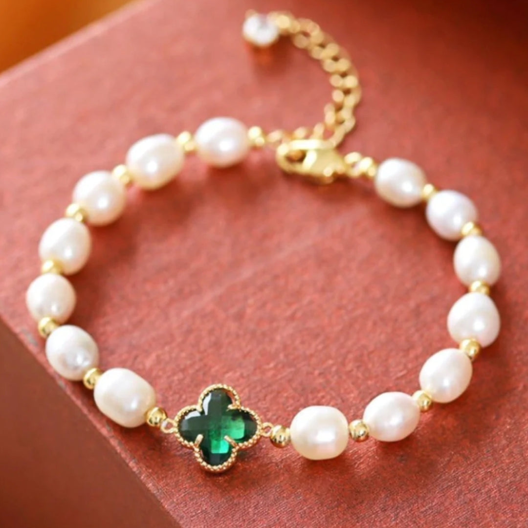 Bracciale a Quattro Foglie di Trifoglio in Oro con Smeraldi e Perle, immagine 2 - Emma e Gemma