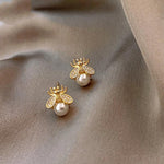 Orecchini a forma di ape in oro con perle e zirconia - Emma e Gemma