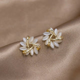 Orecchini a perno a forma di fiore circolare in opale elegante e squisito in oro, immagine 2 - Emma e Gemma