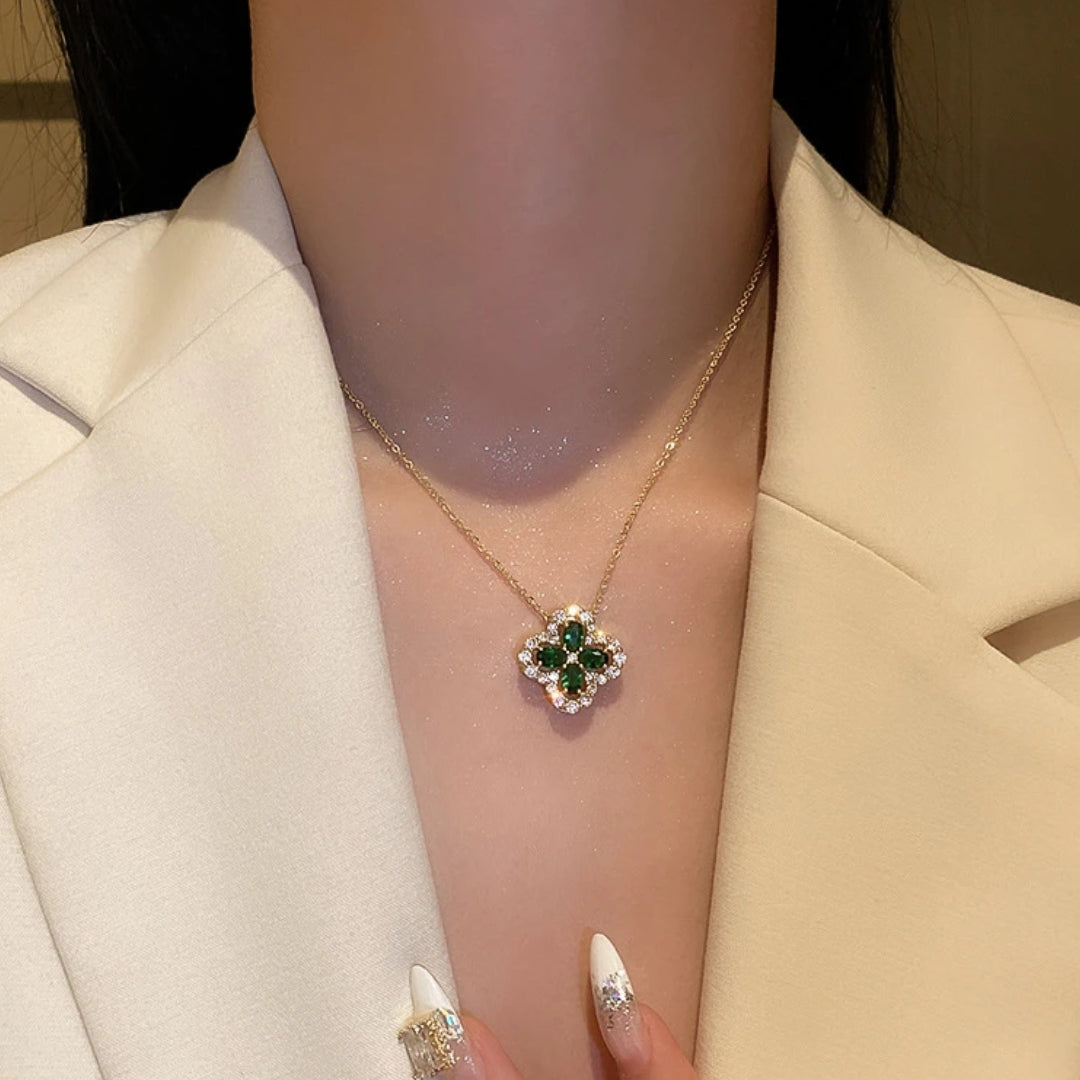 Collana in Oro con Trifoglio Smeraldo Luccicante - Emma e Gemma