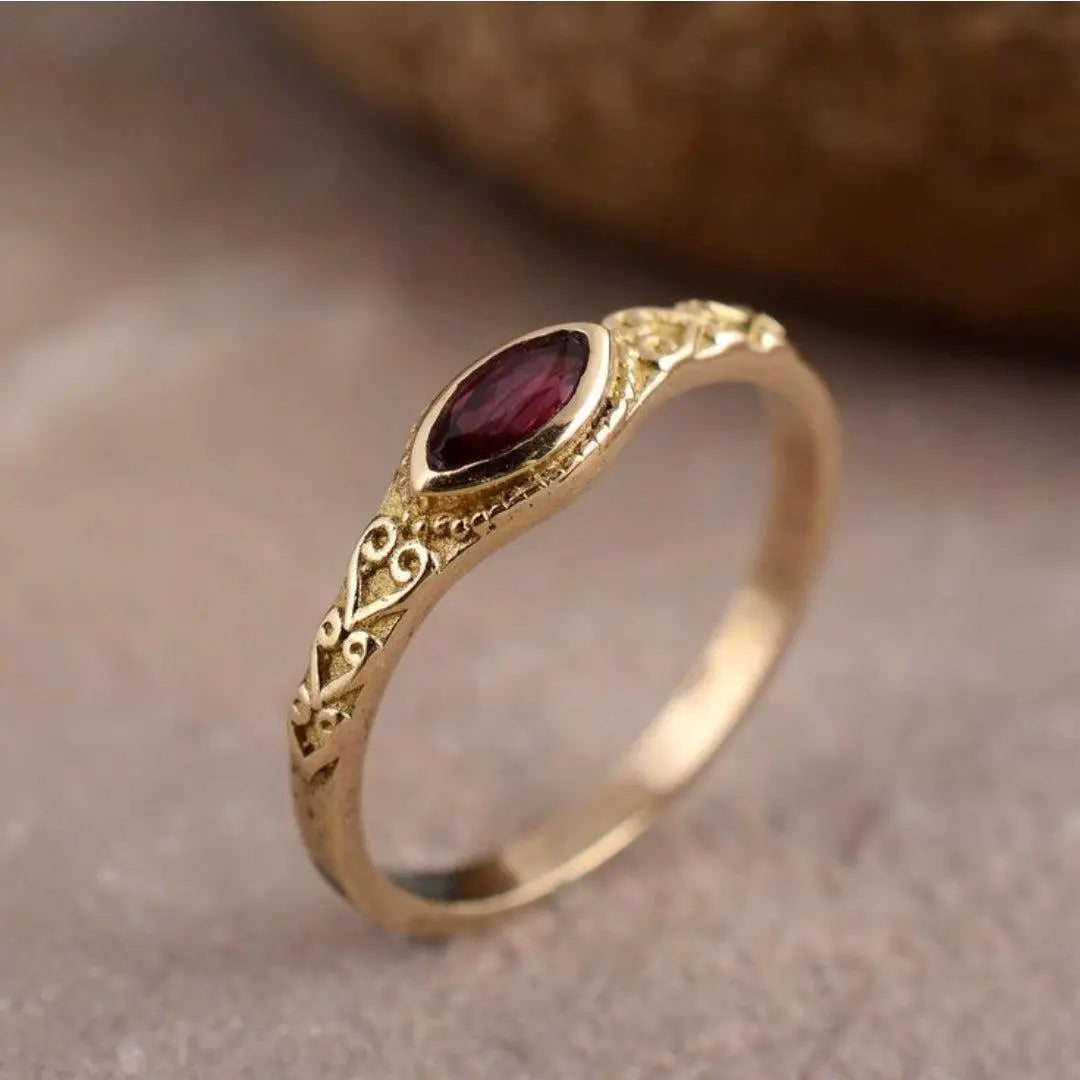 Anello Vintage Dorato con Cristallo Rosso - Emma e Gemma