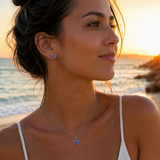 Collana tartaruga marina in opale verde e argento su tessuto beige