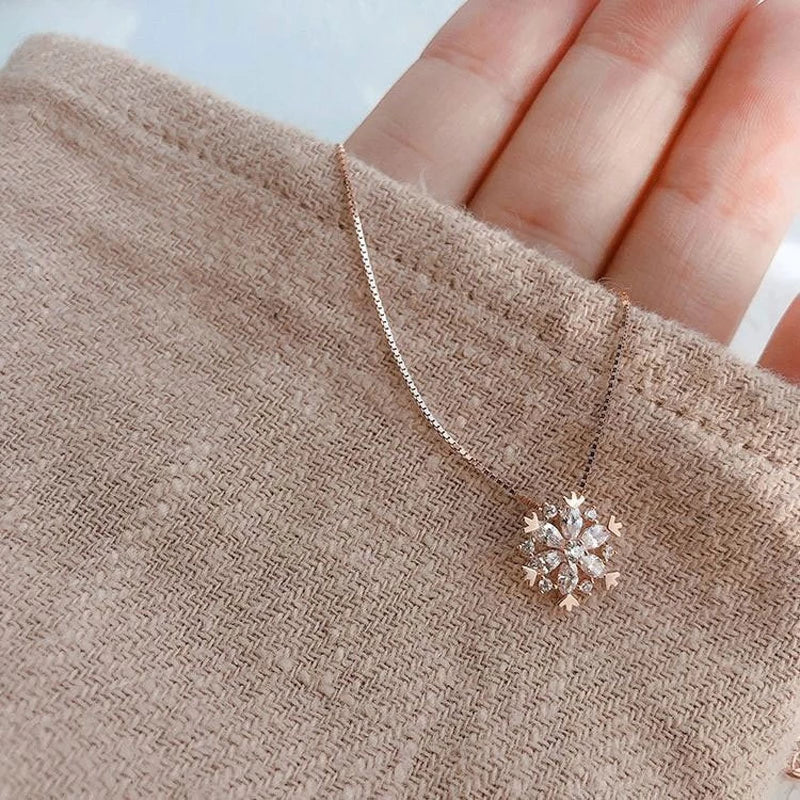 Collana di Cristallo a Fiocco di Neve Glitterato in Oro e Argento, immagine 3 - Emma e Gemma