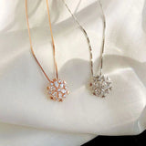 Collana di Cristallo a Fiocco di Neve Glitterato in Oro e Argento, immagine 2 - Emma e Gemma