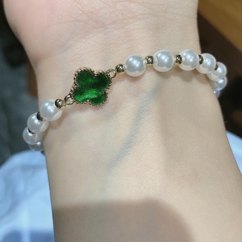 Bracciale a Quattro Foglie di Edera con Smeraldi e Perle in Oro, immagine 4 - Emma e Gemma
