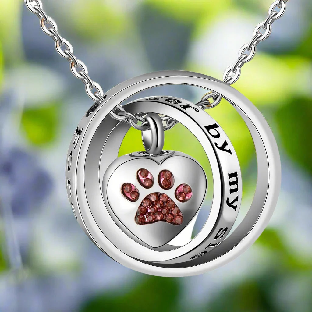 "Non Più Al Mio Fianco, Sempre Nel Mio Cuore" – Collana con Urna in Acciaio Inossidabile a Forma di Zampa, immagine 2 - Kaja i Maja