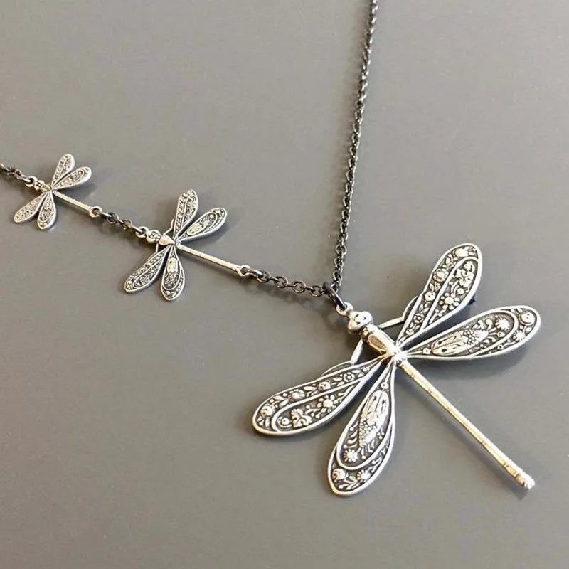 Collana Vintage con Libellula – Simbolo di Cambiamento, Luce e Libertà - Emma e Gemma