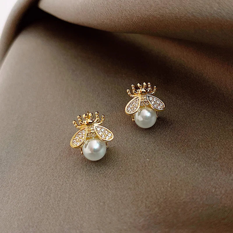 Orecchini a perno con perla a forma di ape – Gioielli eleganti in tonalità oro per donne, immagine 2 - Emma e Gemma