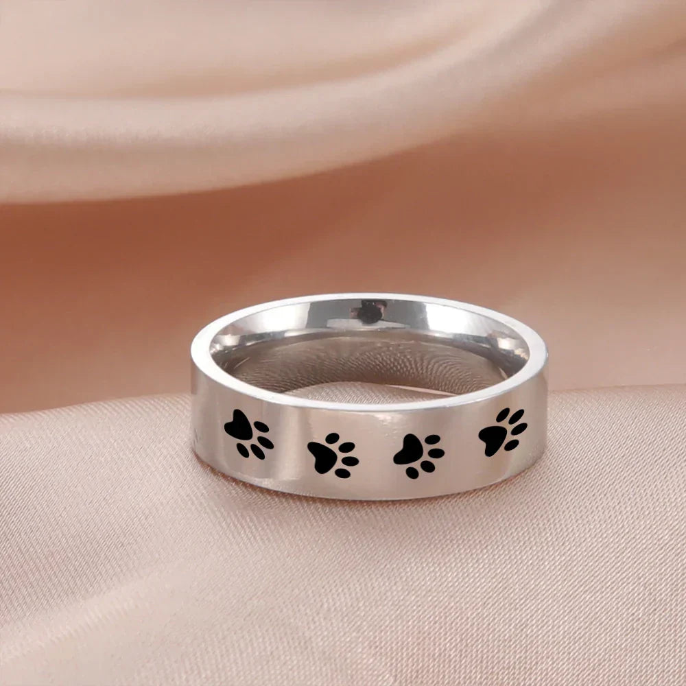 Anello con impronta di zampa fatto a mano in acciaio inossidabile, immagine 2 - Emma e Gemma