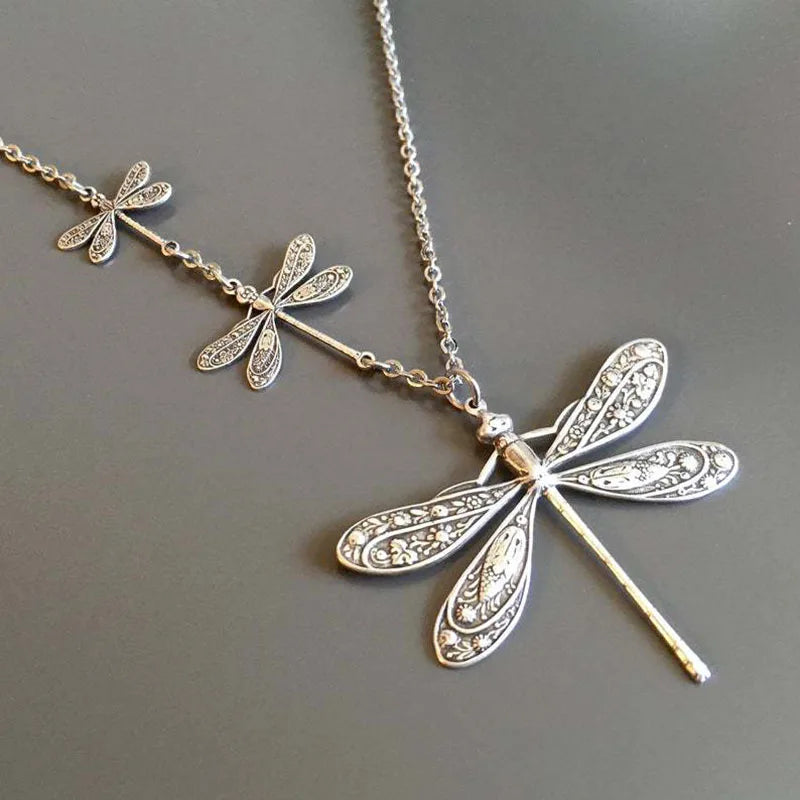 Collana Vintage con Libellula – Simbolo di Cambiamento, Luce e Libertà, immagine 2 - Emma e Gemma