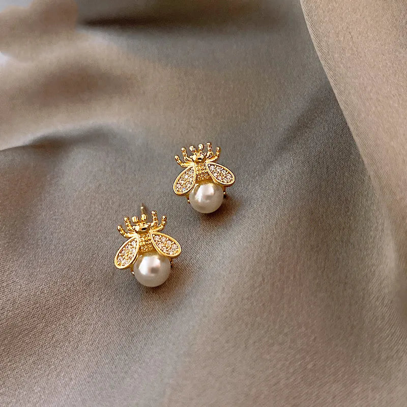 Orecchini a perno con perla a forma di ape – Gioielli eleganti in tonalità oro per donne - Emma e Gemma