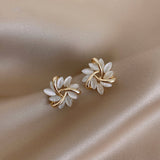 Orecchini a perno a forma di fiore circolare in opale elegante e squisito in oro - Emma e Gemma