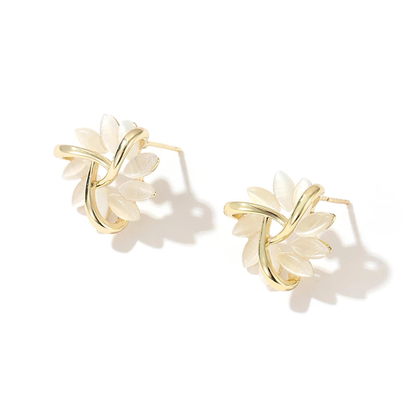 Orecchini a perno a forma di fiore circolare in opale elegante e squisito in oro, immagine 4 - Emma e Gemma