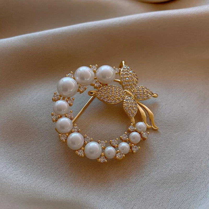 Spilla Vintage a Forma di Farfalla con Perle e Diamanti in Oro, immagine 3 - Emma e Gemma