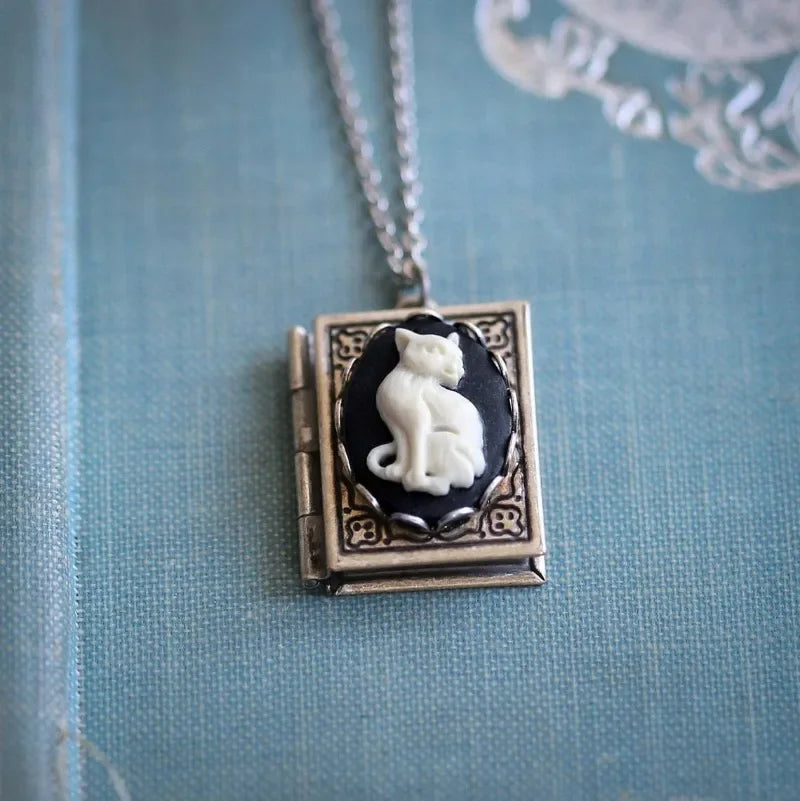 Collana con Pendente a Forma di Libro Vintage con Gatto – Design con Pagine Rotanti, immagine 5 - Emma e Gemma