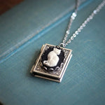 Collana con Pendente a Forma di Libro Vintage con Gatto – Design con Pagine Rotanti - Emma e Gemma