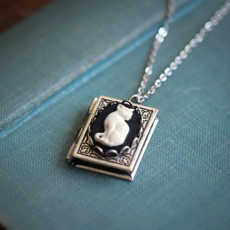 Collana con Pendente a Forma di Libro Vintage con Gatto – Design con Pagine Rotanti - Emma e Gemma