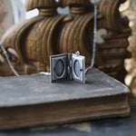 Collana con Pendente a Forma di Libro Vintage con Gatto – Design con Pagine Rotanti, immagine 3 - Emma e Gemma