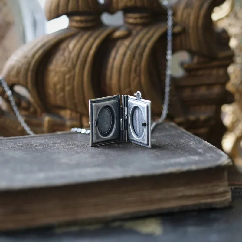 Collana con Pendente a Forma di Libro Vintage con Gatto – Design con Pagine Rotanti, immagine 3 - Emma e Gemma