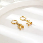 Orecchini Huggie in Oro con Charm Mini Cagnolino, immagine 2 - Emma e Gemma