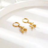 Orecchini Huggie in Oro con Charm Mini Cagnolino, immagine 2 - Emma e Gemma