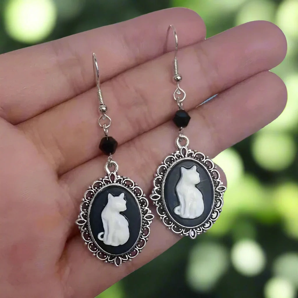 Orecchini a Goccia Vintage con Gatto Bianco – Gioielli in Rame Argentato per Donne, immagine 2 - Emma e Gemma