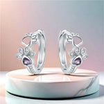 Orecchini Huggie a Forma di Zampa in Argento Sterling 925 – Con Zirconia e Gemma a Cuore, immagine 2 - Emma e Gemma
