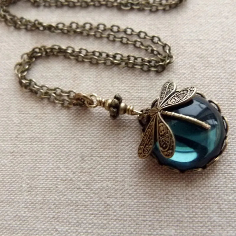 Collana con pendente a forma di libellula in pietra verde vintage - Emma e Gemma
