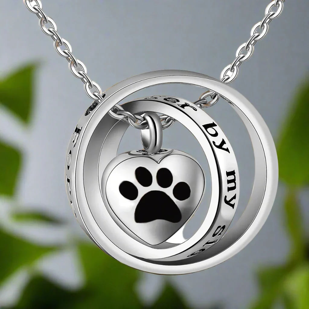 "Non Più Al Mio Fianco, Sempre Nel Mio Cuore" – Collana con Urna in Acciaio Inossidabile a Forma di Zampa - Kaja i Maja