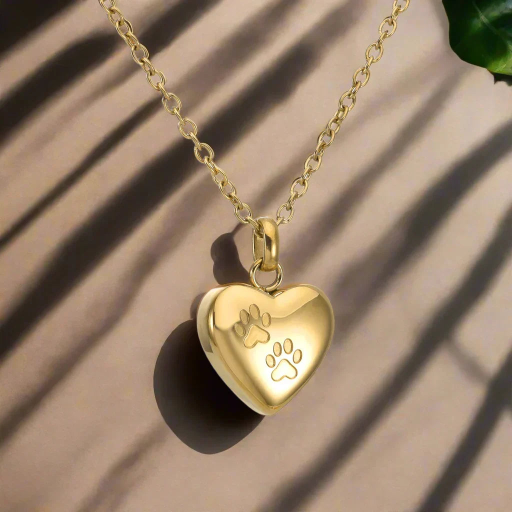 Collana Memoriale per Animali Domestici – Pendente a Forma di Cuore con Incisione di Zampa, immagine 2 - Emma e Gemma