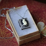 Collana con Pendente a Forma di Libro Vintage con Gatto – Design con Pagine Rotanti, immagine 2 - Emma e Gemma