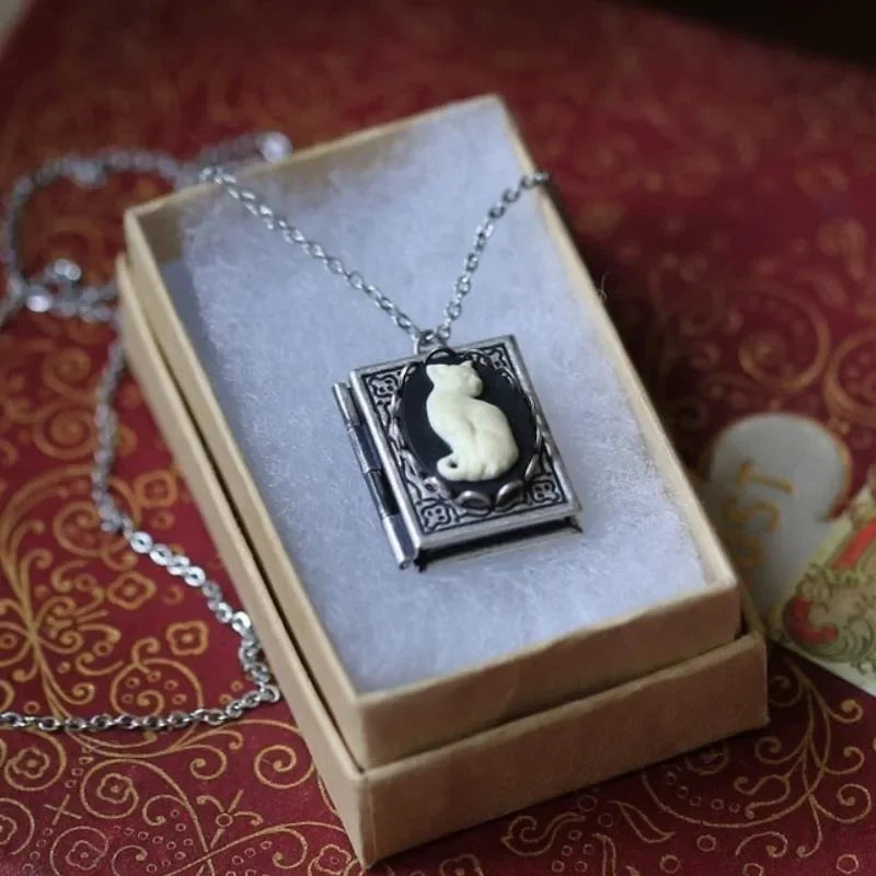 Collana con Pendente a Forma di Libro Vintage con Gatto – Design con Pagine Rotanti, immagine 2 - Emma e Gemma