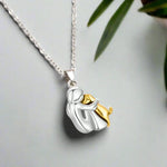 Collana con Ciondolo Abbraccio - Regalo Memoriale Significativo, immagine 3 - Emma e Gemma