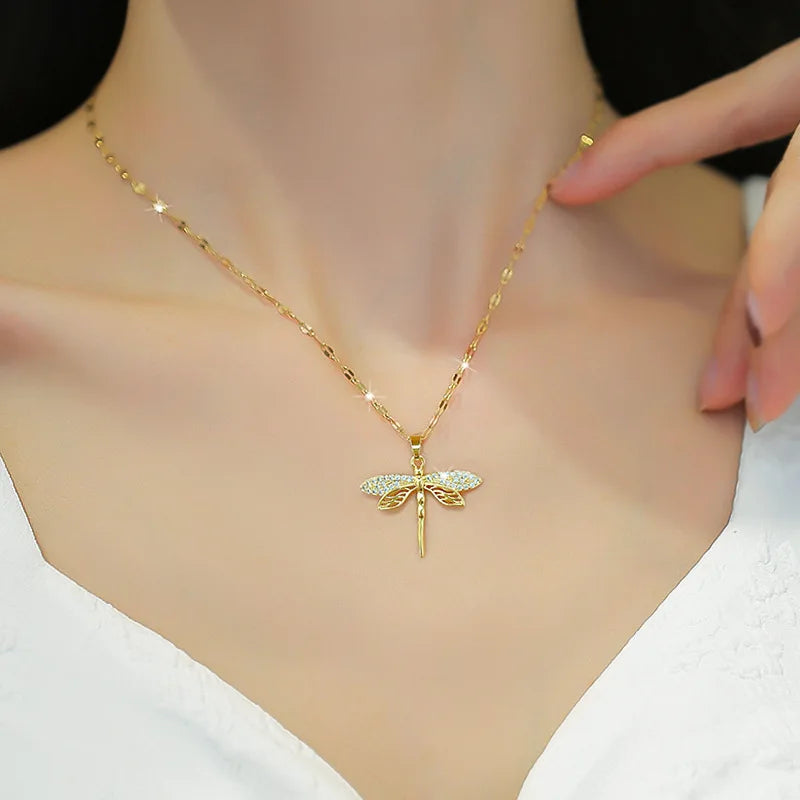 Collana con Libellula di Cristallo – Simbolo di Trasformazione e Bellezza, immagine 2 - Emma e Gemma
