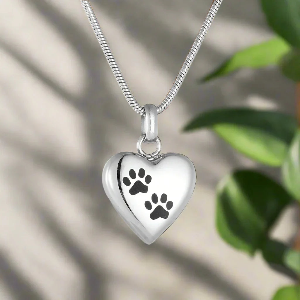 Collana Memoriale per Animali Domestici – Pendente a Forma di Cuore con Incisione di Zampa - Emma e Gemma