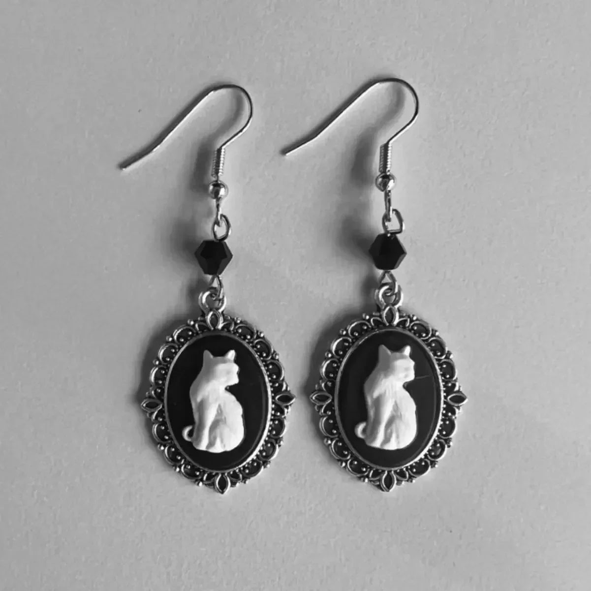Orecchini a Goccia Vintage con Gatto Bianco – Gioielli in Rame Argentato per Donne, immagine 3 - Emma e Gemma