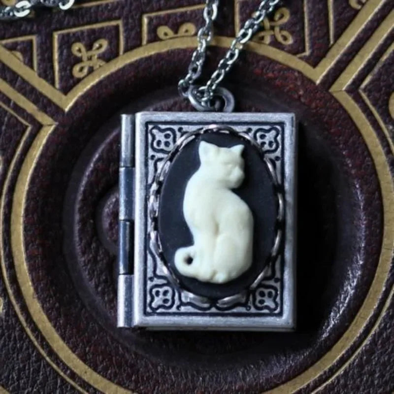 Collana con Pendente a Forma di Libro Vintage con Gatto – Design con Pagine Rotanti, immagine 4 - Emma e Gemma