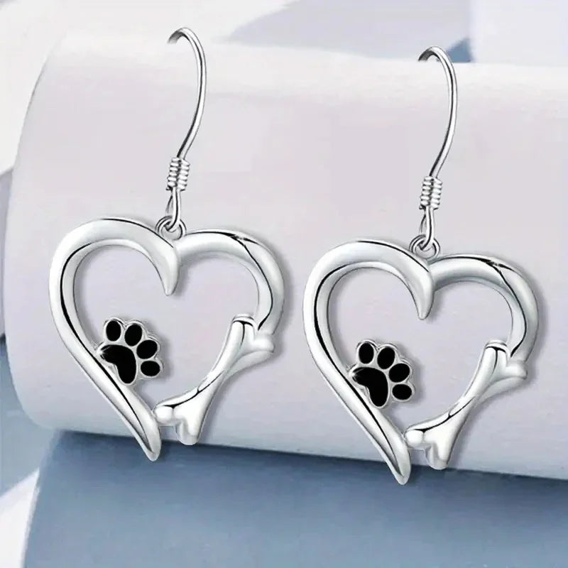 Orecchini a goccia argentati con design a cuore e impronta di zampa, immagine 2 - Emma e Gemma