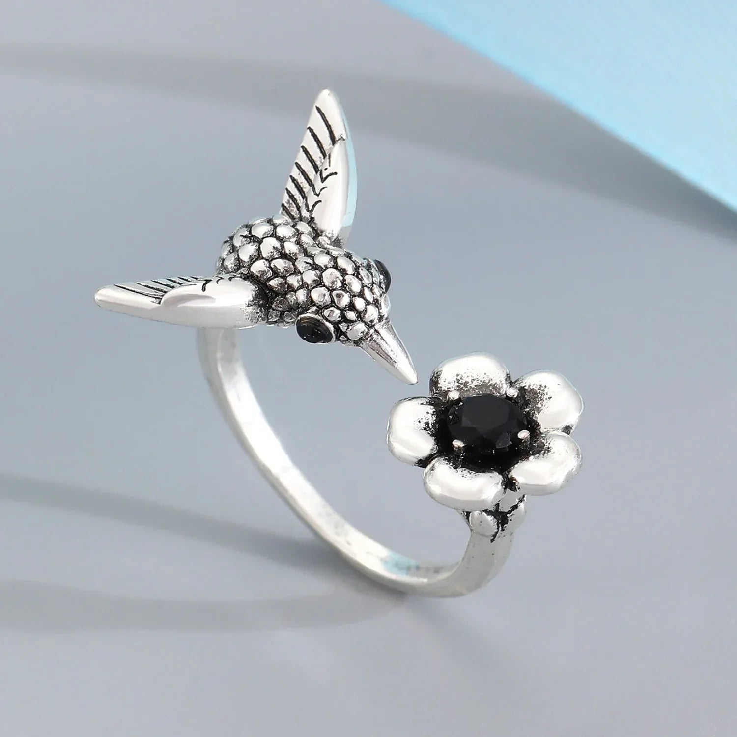 Anello Colibrì e Fiore – Anello Aperto Regolabile per Donne, immagine 2 - Emma e Gemma