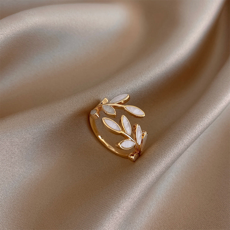 Anello Regolabile in Oro con Foglia di Opale Bianco - Emma e Gemma