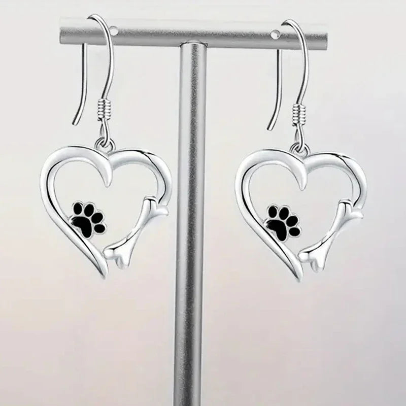 Orecchini a goccia argentati con design a cuore e impronta di zampa, immagine 4 - Emma e Gemma