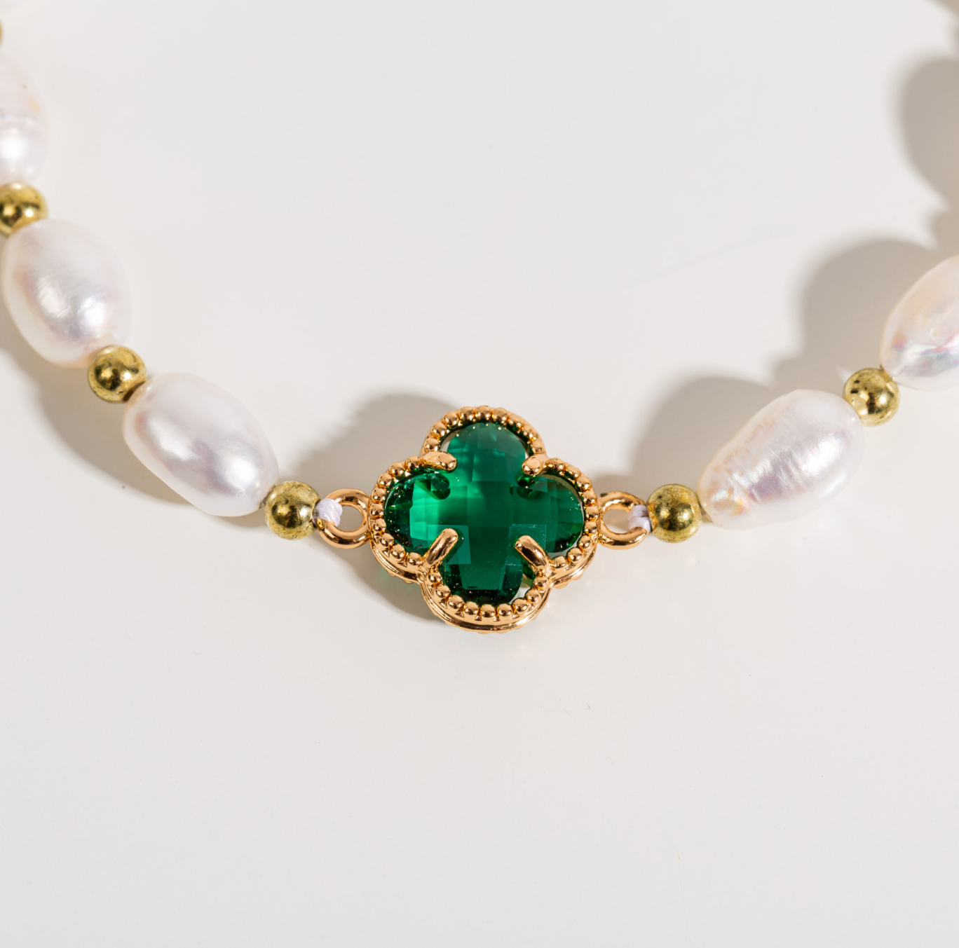 Bracciale a Quattro Foglie di Edera con Smeraldi e Perle in Oro, immagine 3 - Emma e Gemma