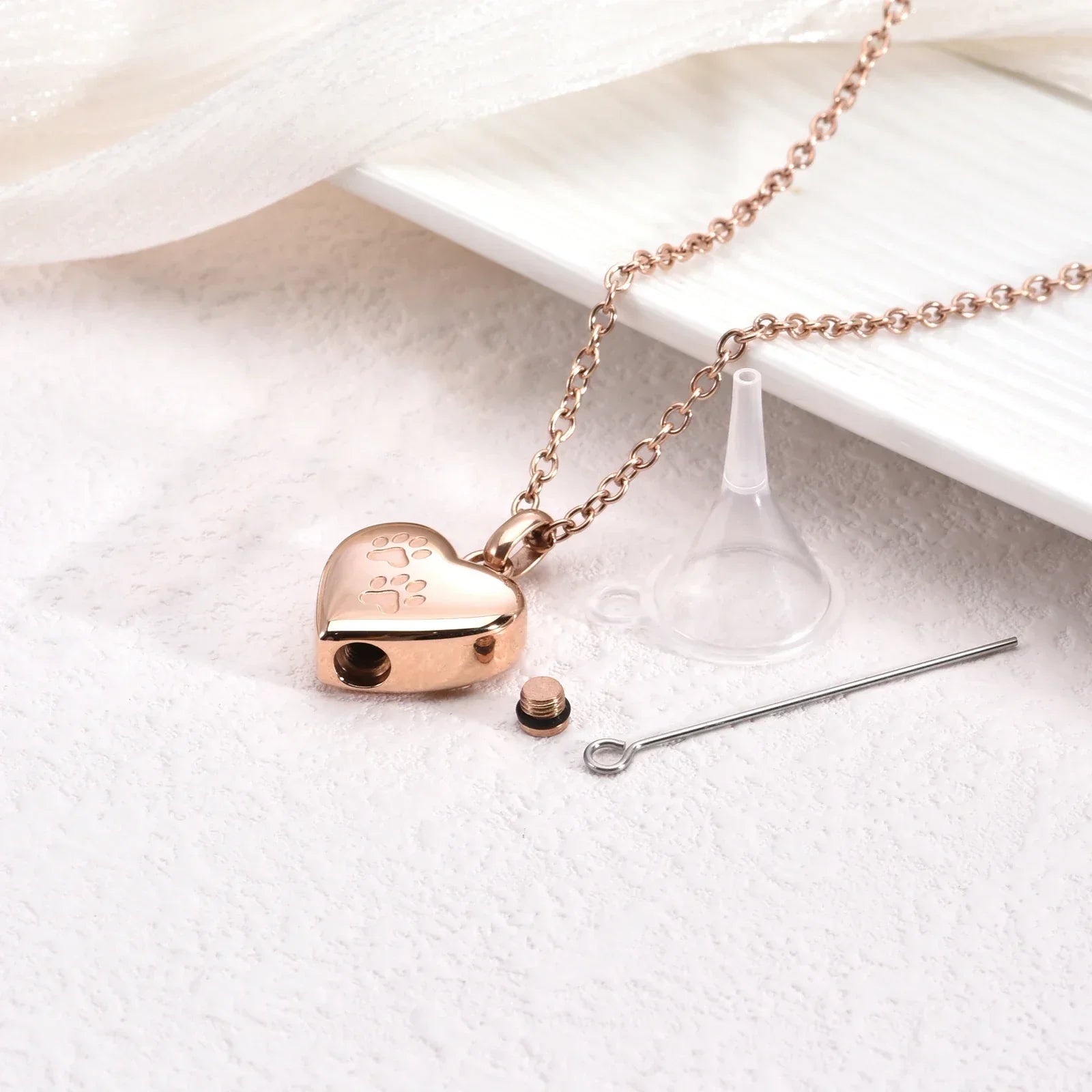 Collana Memoriale per Animali Domestici – Pendente a Forma di Cuore con Incisione di Zampa, immagine 4 - Emma e Gemma