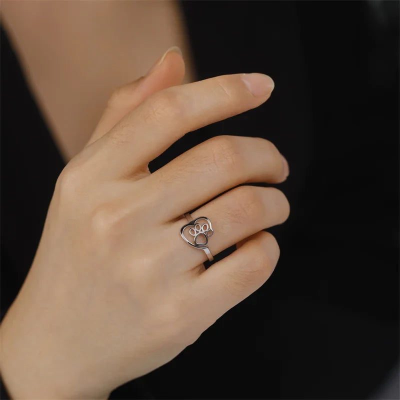 Anello in Acciaio Inossidabile con Zampe e Cuore – Gioielli per Amanti degli Animali, immagine 4 - Emma e Gemma